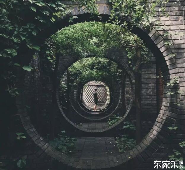 新砌墻體錯縫拼接,預留空地,平均受力