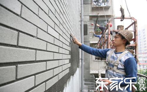 施工職員正在給外墻創新