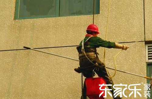 施工職員正在刷涂料